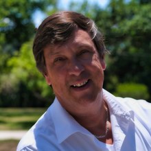 Max Altolaguirre — Fundador de MejoresPagos.com, sonriendo al aire libre